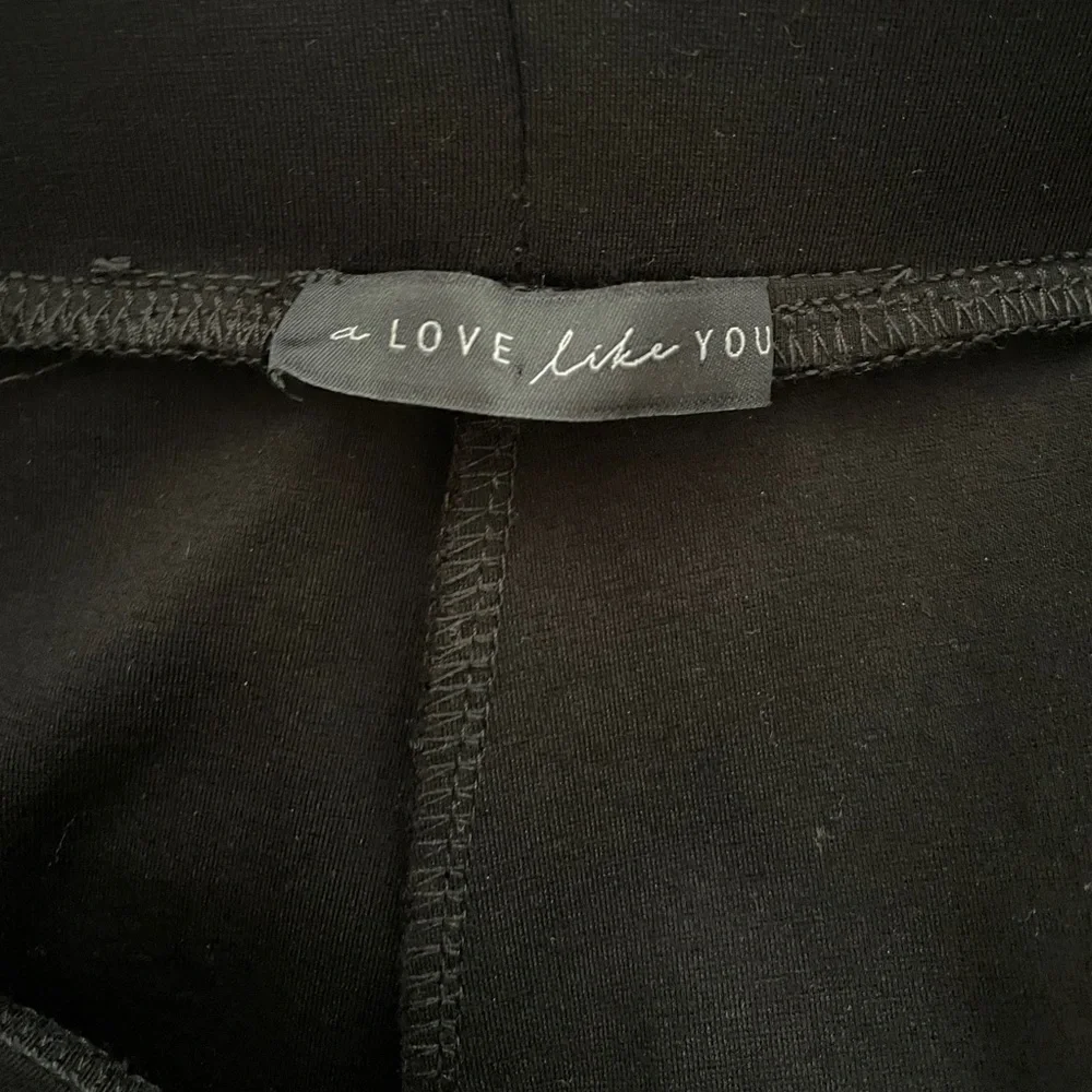 NWOT A Love Like You Women’s Split Leggings. Size Medium.